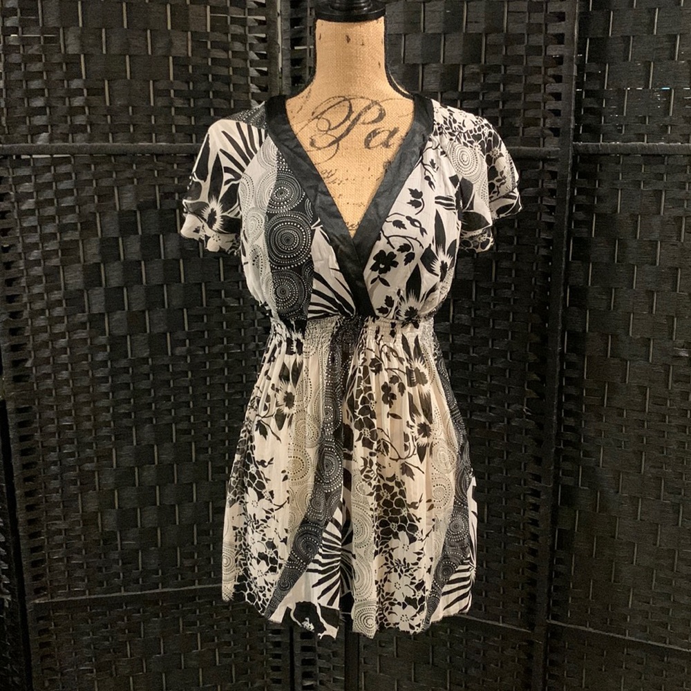 Studio 1940 brand. Black and white color in size small